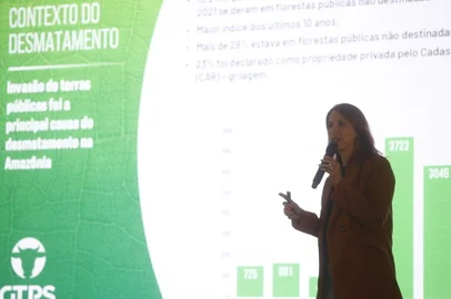 LAVRAS DO SUL, RS, BRASIL - 2022.11.01 - Campo em debate, com mediação Gisele Loeblein, no Universo Pecuária, em Lavras do Sul. Na foto, Luiza Bruscato. (Foto: André Ávila/ Agéncia RBS)<!-- NICAID(15252251) -->