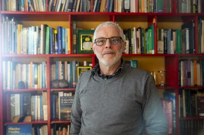 PORTO ALEGRE, RS, BRASIL, 14.05.2024: Com a palavra o geólogo e professor da UFRGS Rualdo Menegat. Foto: Camila Hermes/Agencia RBS<!-- NICAID(15763902) -->