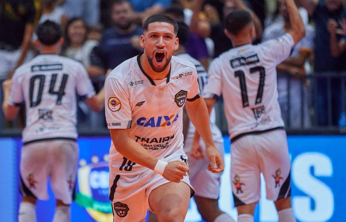 Atl&acirc;ntico aposta em jogador que deixou o futebol para virar artilheiro do futsal