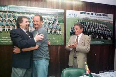 --CRÉDITO: Dulce Helfer, Agência RBS, 14/08/1995--Homenagem ao técnico do Grêmio Luiz Felipe Scolari (Felipão), com a direção do clube (Luiz Carlos Silveira Martins e Fábio Koff)      --CRÉDITO: Dulce Helfer, Agência RBS, 14/08/1995--<!-- NICAID(8265990) -->