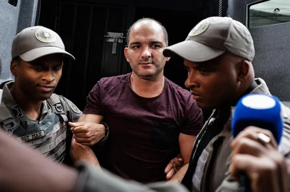 CACHOEIRINHA, RS, BRASIL, 20-02-2026: A chegada do policial militar Cristiano Domingues Francisco para depoimento na 2ª Delegacia de Policia de Cachoeirinha. O policial  é o principal suspeito do desaparecimento de Silvana Germann de Aguiar e seus pais, Isail e Dalmira, que não são vistos desde o final de janeiro. Fotos: Renan Mattos/Agencia RBS<!-- NICAID(16229494) -->