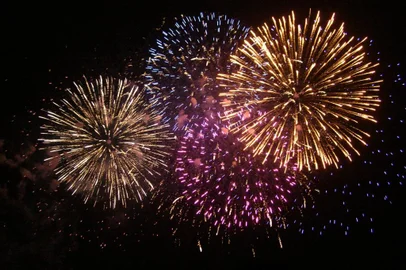 Quatro explosões de fogos de artifício, para os números do PrOA.<!-- NICAID(11903178) -->
