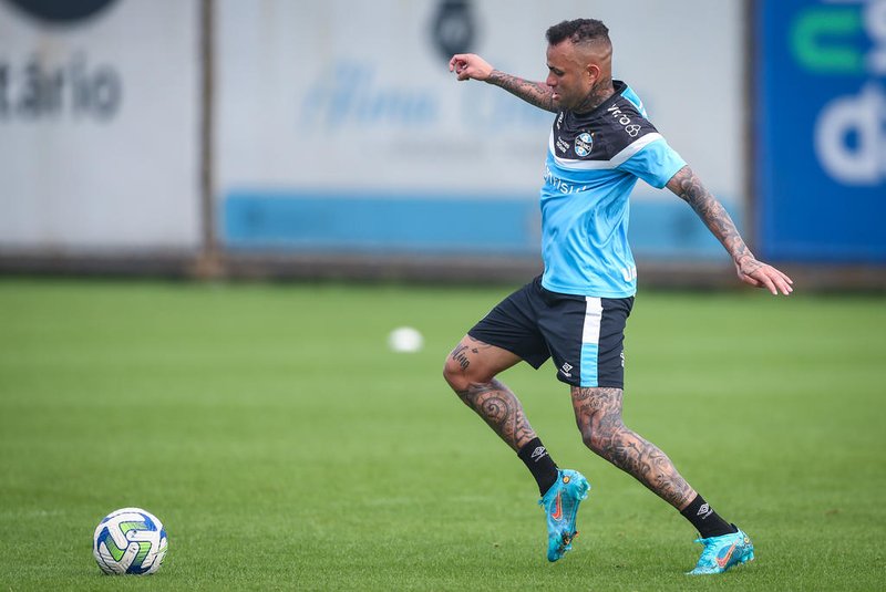 RS - FUTEBOL/ TREINO GREMIO 2023 - ESPORTES - Jogadores do Gremio realizam treino tÃ©cnico durante a manha desta terÃ§a-feira, no CT Luiz Carvalho, na preparaÃ§Ã£o para a partida valida pelo Campeonato Brasileiro 2023. FOTO: LUCAS UEBEL/GREMIO FBPANa foto: Luan<!-- NICAID(15508396) -->
