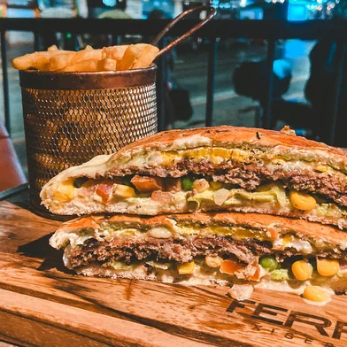 ferro xiseria , xis , xis com trufa , queijo brie empanado , xis coração , xis trufado, destemperados<!-- NICAID(15552335) -->