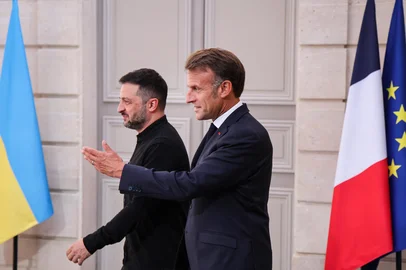 Ukraine's President Volodymyr Zelensky (L) and France's President Emmanuel Macron arrive to give a press conference following the Coalition of the Willing Summit, at the Elysee presidential Palace, in Paris, on September 4, 2025. European leaders and Ukrainian President Volodymyr Zelensky meet in Paris on September 4, 2025, in a new effort to pile pressure on Russia's President Vladimir Putin after he vowed Russia will fight on in Ukraine if no peace deal is reached. (Photo by Ludovic MARIN / POOL / AFP)<!-- NICAID(16117255) -->