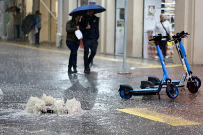 PORTO ALEGRE, RS, BRASIL, 26-05-2026: Chuva. Imagens da manhã desta terça feira mostram o clima na capital gaúcha. Na foto, General Câmara esquina Andradas. Foto: Jeff Botega/Agência RBS<!-- NICAID(16293190) -->