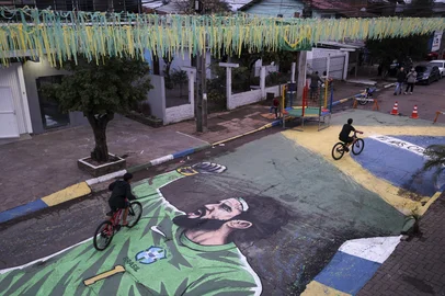 Bruno Todeschini / Agencia RBS NOVO HAMBURGO, RS, BRASIL, 13-06-2026: Moradores da rua Costa Rica, no bairro Santo Afonso, em Novo Hamburgo, se preparam para torcer na estreia da seleção brasileira na Copa do Mundo 2026. A rua recebeu uma pintura especial, com a imagem do goleiro Alisson, que é natural da cidade. Foto: Bruno Todeschini/Agência RBS<!-- NICAID(16305806) -->