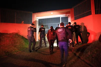 São Leopoldo, RS, BRASIL, 04/06/2025-  Polícia mira grupo suspeito de extorsão e lavagem de dinheiro no Vale do Sinos. Mandados de busca e apreensão são cumpridos em oito cidades do RS e em uma de SC no âmbito da operação Timeo. Foto: Ronaldo Bernardi / Agencia RBS<!-- NICAID(16052038) -->