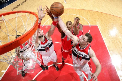 Chicago Bulls v Washington WizardsWASHINGTON, DC -  JANUARY 10: Marcin Gortat #13 and Jason Smith #14 of the Washington Wizards goes for the rebound against Cristiano Felicio #6 of the Chicago Bulls on January 10, 2017 at Verizon Center in Washington, DC. NOTE TO USER: User expressly acknowledges and agrees that, by downloading and or using this Photograph, user is consenting to the terms and conditions of the Getty Images License Agreement. Mandatory Copyright Notice: Copyright 2017 NBAE   Ned Dishman/NBAE via Getty Images/AFPEditoria: SPOLocal: WashingtonIndexador: Ned DishmanSecao: BasketballFonte: NBAE / Getty ImagesFotógrafo: Contributor<!-- NICAID(12671531) -->