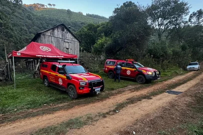 O Corpo de Bombeiros Militar do Rio Grande do Sul, por meio do Pelotão de Vacaria, realiza operações de busca por uma pessoa desaparecida no município de Bom Jesus, na localidade do Barreiro, região da Boca da Serra no dia de ontem (10/04)Conforme informações preliminares, a vítima teria abandonado seu veículo na referida localidade, não sendo mais possível contato com familiares desde então. Há relatos de que o desaparecido apresenta histórico de depressão e teria encaminhado uma mensagem à filha antes de seu desaparecimento.<!-- NICAID(16263906) -->