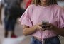 Como usar o celular por mais de oito horas por dia afeta o seu corpo