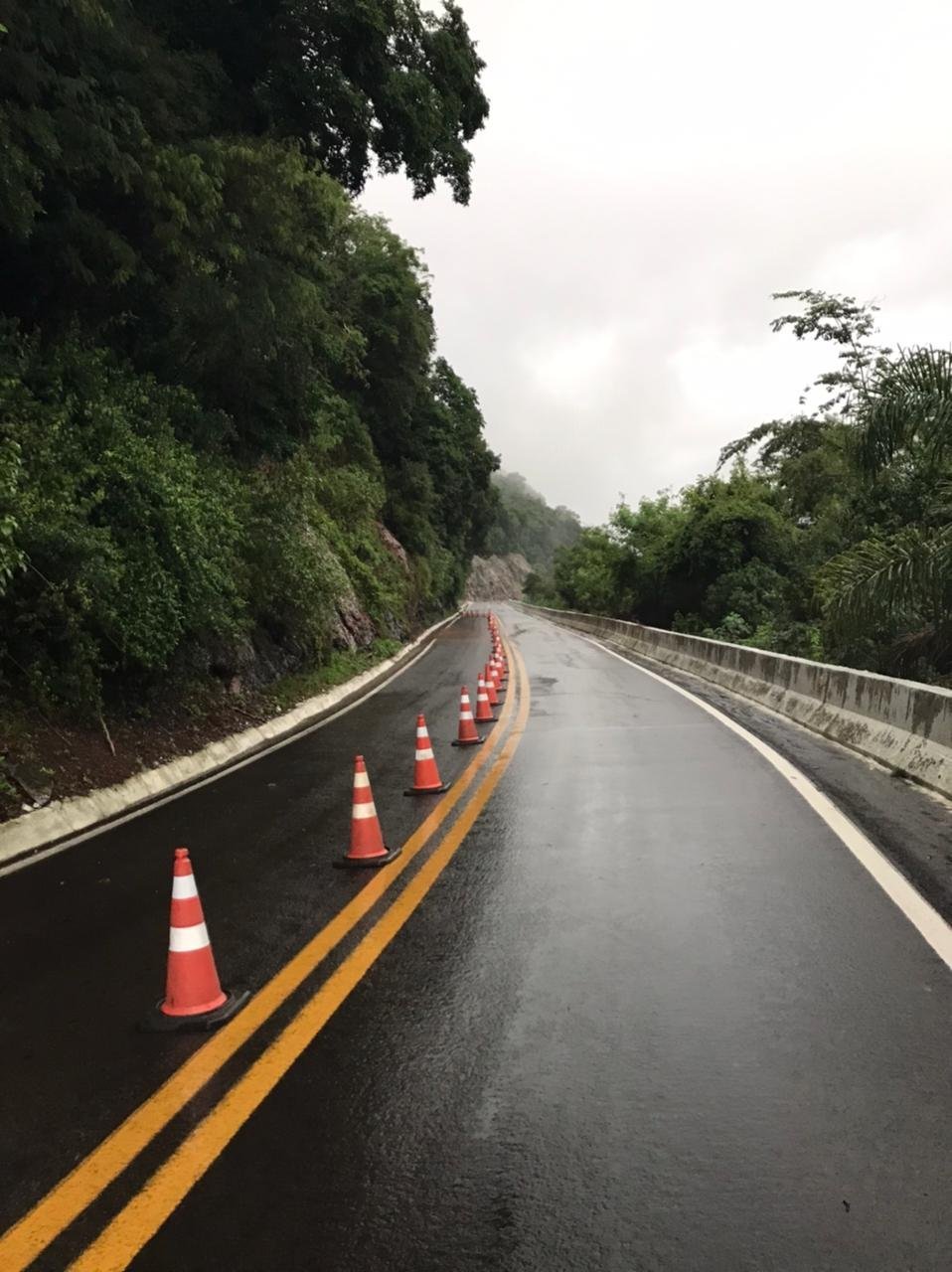 BR-116 entre Caxias do Sul e Nova Petr&oacute;polis &eacute; liberada ap&oacute;s bloqueio por queda de barreira