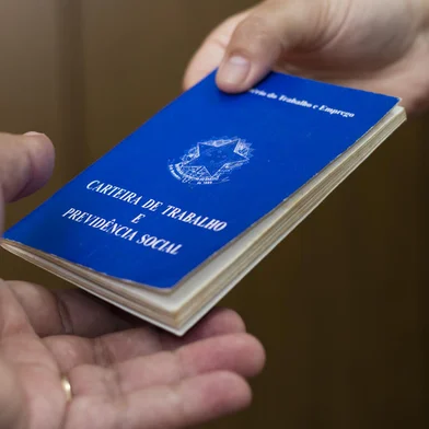 Brazilian woman delivery document work and social securityFonte: 251445869<!-- NICAID(14636837) -->