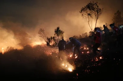 PORTO ALEGRE, RS, BRASIL - 2024.07.03 - Incêndio atinge parte do Morro Santana, na zona leste de Porto Alegre. (Foto: Renan  Mattos/ Agência RBS)<!-- NICAID(15805258) -->