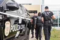 Carro e policiais da Polícia Civil do Paraná (PCPR).<!-- NICAID(16325833) -->