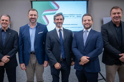 A Câmara de Comércio Italiana no Rio Grande do Sul retomou oficialmente suas atividades na última terça-feira (27), em evento realizado no Hotel Deville, em Porto Alegre. A entidade foi reativada em fevereiro com a eleição do novo presidente, Erasmo Battistella, CEO da Be8. O objetivo da nova gestão é atrair investimentos europeus para o estado, fortalecer os laços comerciais com a Itália e valorizar a cultura ítalo-gaúcha.Da esquerda para a direita: Gelson Castellan, Erasmo Carlos Battistella, Filippo Mariani, Valerio Caruso e Neco Argenta.<!-- NICAID(16048377) -->