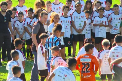 Ex-jogadores Dunga e Tinga palestram para jovens de projetos sociais de Passo Fundo<!-- NICAID(15614805) -->