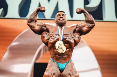 Derek Lunsford comemora o título do Mr. Olympia 2023<!-- NICAID(15590542) -->