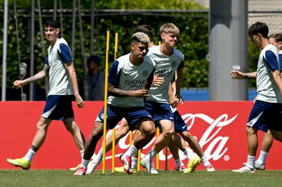 Inter Milan's Brazilian midfielder Luis Henrique (C) participates during a training session at the Wallis Annenberg Stadium in Los Angeles on June 16, 2025, ahead of the Club World Cup 2025 football match between Mexico's Monterrey and Italy's Inter Milan. (Photo by YURI CORTEZ / AFP)Editoria: SPOLocal: Los AngelesIndexador: YURI CORTEZSecao: soccerFonte: AFPFotógrafo: STF<!-- NICAID(16063241) -->