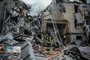 Bombeiros extinguem um incêndio depois que um apartamento foi atingido por um ataque de míssil em Kharkiv, em 6 de setembro de 2022, em meio à invasão russa da Ucrânia. (Foto de SERGEY BOBOK/AFP)<!-- NICAID(15202125) -->