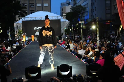 Rua Sinimbu, em Caxias do Sul, recebe desfile do 2º Concerto de Moda da Serra Gaúcha, que começou no dia 4 e segue até o sábado, dia 11.<!-- NICAID(15591859) -->