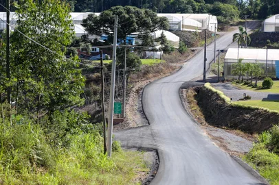 Prefeitura de Farroupilha executa asfaltamento na  Linha São João <!-- NICAID(14754761) -->
