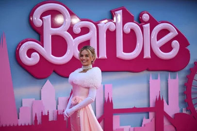 Australian actress Margot Robbie poses on the pink carpet upon arrival for the European premiere of "Barbie" in central London on July 12, 2023. (Photo by JUSTIN TALLIS / AFP)Editoria: ACELocal: LondonIndexador: JUSTIN TALLISSecao: cinemaFonte: AFPFotógrafo: STF<!-- NICAID(15484402) -->