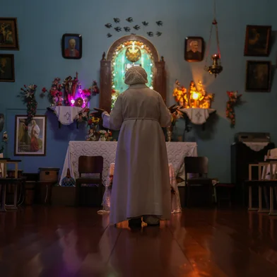 PORTO ALEGRE, RS, BRASIL, 15-10-2025:  O Abrigo Espírita Francisco de Assis é o primeiro centro de umbanda de Porto Alegre, fundado em 1936. Atualmente, a sede fica na Avenida Ipiranga, 445, e chama atenção por sua arquitetura ser muito semelhante a de uma igrejinha católica. Na foto, Deci Corrêa. Foto: Renan Mattos / Agência RBS<!-- NICAID(16148225) -->