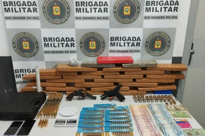 Mulher é presa com 20 quilos de drogas, armas e mais de 300 munições em Caxias do Sul <!-- NICAID(15827948) -->