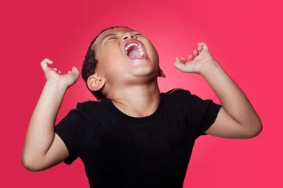Shouting angry asian kid on red backgroundFonte: 38341470<!-- NICAID(15870337) -->