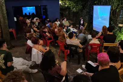 Para dar mais conforto ao público, foram instaladas duas telas: uma mais na área interna e outra na parte externa, ao ar livre mesmo, para aproveitar as noites de verão com bom cinema. As sessões na Paralela voltam nesta terça.<!-- NICAID(15328852) -->