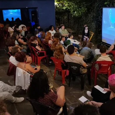 Para dar mais conforto ao público, foram instaladas duas telas: uma mais na área interna e outra na parte externa, ao ar livre mesmo, para aproveitar as noites de verão com bom cinema. As sessões na Paralela voltam nesta terça.<!-- NICAID(15328852) -->