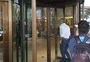 Renato Portaluppi chega ao hotel da concentração do Grêmio no Rio de Janeiro para se juntar ao elenco; veja vídeo