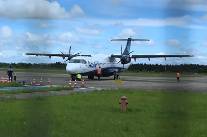 SANTA MARIA, RS, BRASIL - 19/10/2017 - Estragos do temporal em Santa Maria. Na foto, Aeroporto de Santa Maria- Vento causou estragos em aeronaves no aeroporto. Avião da Azul, foi deslocado pelo vento e teve que ar por teste antes de voar com ageiros. Aeronave de pequeno porte ficou com as rodas viradas para cima. (Fernando Gomes/Agência RBS)<!-- NICAID(13219284) -->