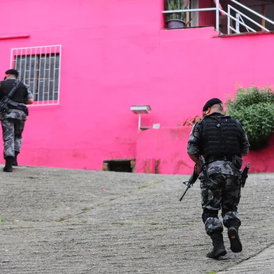 BENTO GONÇALVES, RS, BRASIL, 15/04/2021. Sequência de homícidios volta a preocupar as forças policiais em Bento Gonçalves. Motivo seria a guerra entre duas facções pelo tráfico. Em três meses, Brigada Militar efetuou 99 prisões e apreendeu 15 armas. Na foto, policiais da força-tática do 15º BPAT fazem policiamento no bairro Tancredo Neves. (Porthus Junior/Agência RBS)<!-- NICAID(14758891) -->