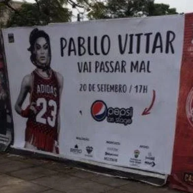 Pabllo Vittar vai passar mal às 17h<!-- NICAID(15211370) -->