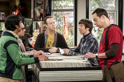 A HBO Max confirmou oficialmente a produção de Stuart Fails to Save the Universe (Stuart falha em salvar o Universo, em tradução literal), novo spin-off ambientado no universo de The Big Bang Theory.<!-- NICAID(16077339) -->
