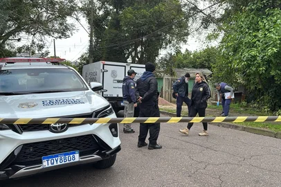 Um homem de 38 anos foi morto a tiros nas primeiras horas da manhã desta quarta-feira no bairro Vila Jardim, na zona norte de Porto Alegre. O crime aconteceu na Rua Barão de Bagé, próximo ao cruzamento com a Rua Galiléia.<!-- NICAID(16371567) -->