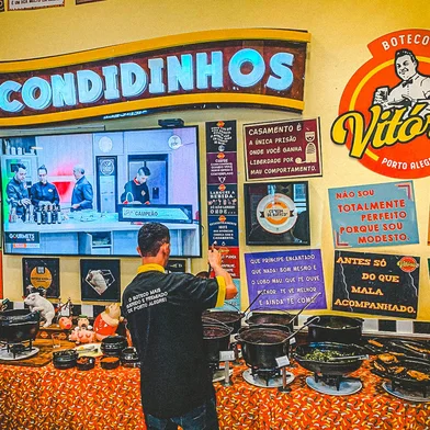feijoada, destemperados, boteco vitória, samba, feijão, arroz, couve, cachaça<!-- NICAID(15503506) -->