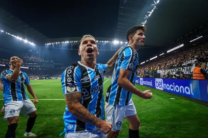 RS - FUTEBOL/CAMPEONATO BRASILEIRO 2024/GREMIO X CORINTHIANS  - ESPORTESNa foto, Soteldo e Villasanti - Lance da partida entre Gremio e Corinthians disputada na noite desta quinta-feira, na Neo QuÃ­mica Arena, em Sao Paulo, em partida valida pela Campeonato Brasileiro 2024. FOTO: LUCAS UEBEL/GREMIO FBPA<!-- NICAID(15823351) -->