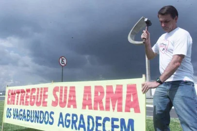 Bolsonaro posta foto para fazer campanha contra decreto anti-armas de Lula<!-- NICAID(15490999) -->