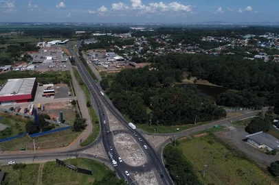 NOVA SANTA RITA, RS, Brasil, 23-02-2024: BR-386 - km 434, no cruzamento com a Rua Dr. Lourenço Záccaro e Estrada Sanga Funda. Viadutos prometidos para Nova Santa Rita ainda não começaram a ser construídos na rodovia BR-386. Foto: Mateus Bruxel / Agência RBS<!-- NICAID(15687976) -->