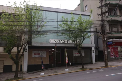 CAXIAS DO SUL, RS, BRASIL, 10/10/2024. Prefeitura aluga imóvel para implantar Centro de Capacitação e Comércio de Caxias do Sul. O prédio do Caxias Plaza Shopping abrigará comerciantes que hoje estão nas calçadas das ruas Dr. Montaury e Marechal Floriano, além de cursos profissionalizantes. (Porthus Junior/Agêncis RBS)<!-- NICAID(15888415) -->