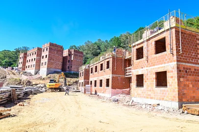 Mais de 10 mil pessoas vão concorrer aos 440 apartamentos dos residenciais San Gennaro I e II, no Loteamento San Gennaro, bairro Reolon, em Caxias do Sul. As inscrições encerraram na última sexta-feira (16). O valor de cada unidade é de R$ 215 mil. <!-- NICAID(16206517) -->