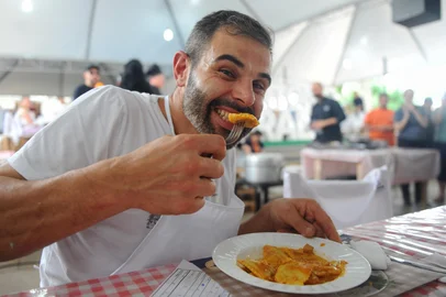 Bruno Todeschini / Agencia RBS ANTÔNIO PRADO, RS, BRASIL, 11/11/2023. Morador de Antônio Prado come 158 torteis em duas horas e vence competição em evento na Serra. Concurso ocorreu durante o Fenamassa. Na foto, Diogo Baldin, vencedor da competição. (Bruno Todeschini/Agência RBS)Indexador: BTK<!-- NICAID(15594854) -->