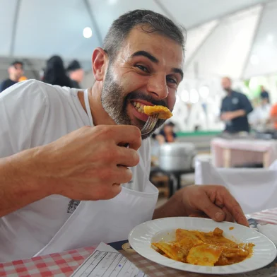 ANTÔNIO PRADO, RS, BRASIL, 11/11/2023. Morador de Antônio Prado come 158 torteis em duas horas e vence competição em evento na Serra. Concurso ocorreu durante o Fenamassa. Na foto, Diogo Baldin, vencedor da competição. (Bruno Todeschini/Agência RBS)Indexador: BTK<!-- NICAID(15594854) -->