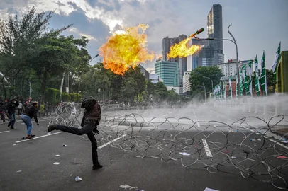 A Student throws a molotov cocktail at riot police during a protest against a revision to the armed forces law in Surabaya on March 24, 2025. (Photo by Juni KRISWANTO / AFP)Editoria: WARLocal: SurabayaIndexador: JUNI KRISWANTOSecao: demonstrationFonte: AFP PHOTOFotógrafo: STR<!-- NICAID(16002433) -->