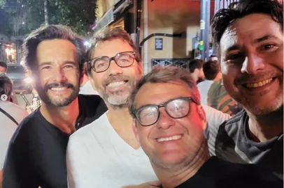 Galãs dos anos 90, Rodrigo Santoro, Marcelo Faria e Thierry Figueira se reúnem em barNa foto: Rodrigo Santoro, Marcelo Faria, Thierry Figueira e o chef Javier Goldin<!-- NICAID(15402741) -->
