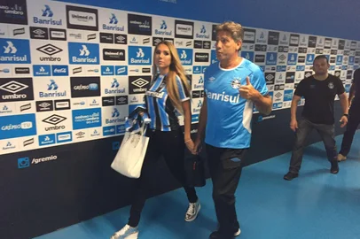 Técnico do Grêmio Renato Portaluppi e sua filha Carolina (Carol) na chegada à Arena para a final da Copa  do Brasil<!-- NICAID(12609414) -->
