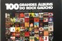 Capa do livro "100 Grandes álbuns do Rock Gaúcho", de Cristiano Bastos e Rafael Cony. <!-- NICAID(15541113) -->